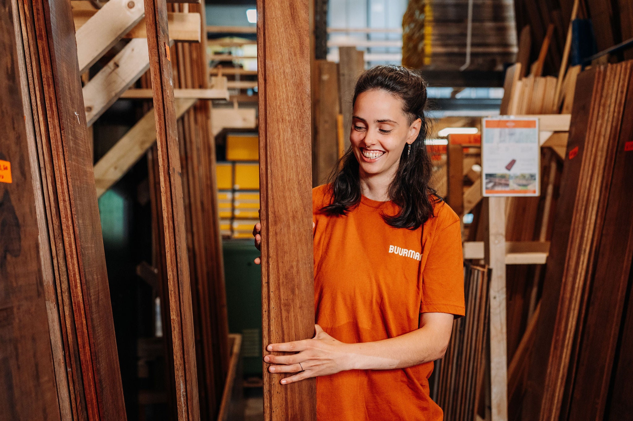 Houtwerkplaats Utrecht medewerker laat hout zien
